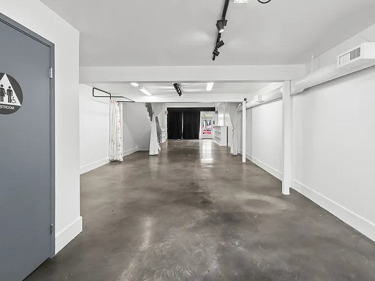 1050 S Fairfax Ave — Photo 4