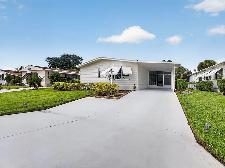 7640 SE Shenandoah Dr — Photo 3