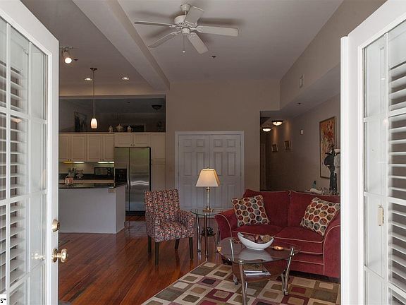 5th image of 100 W Court St Unit 2H