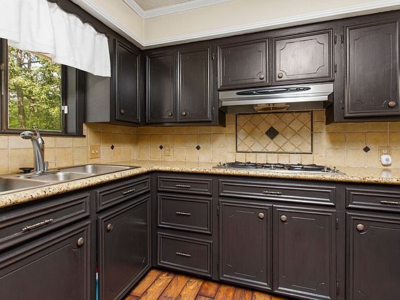 5th image of 812 Edgewood Cir