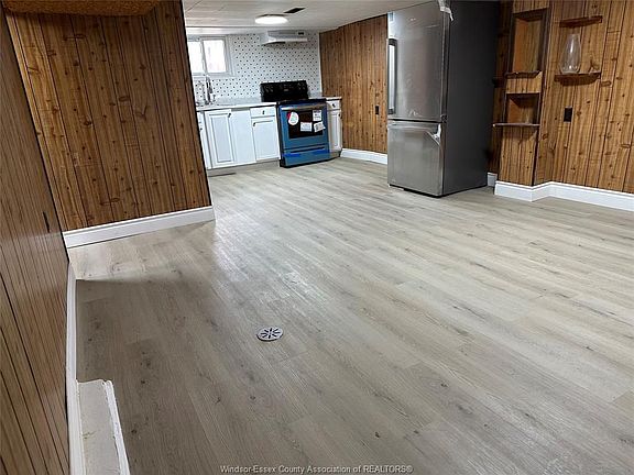 2nd image of 1160 Dougall Ave
