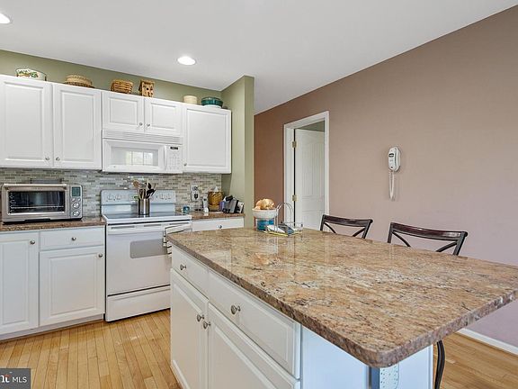 4th image of 221 W Red Lion Dr