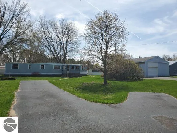 2890 Twin Lake Rd, Lupton, MI 48635