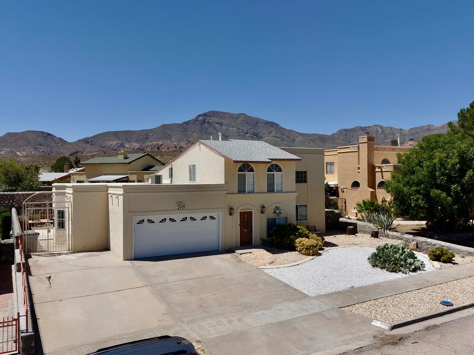 3 bed, 2.0 bath, 2514 sqft, $2,200 — Photo 2