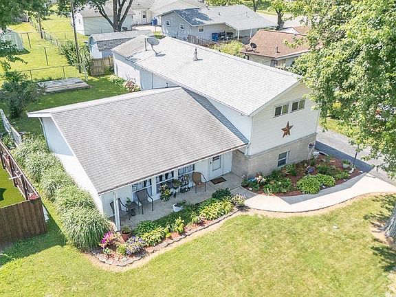 3rd image of 810 N Knight Cir
