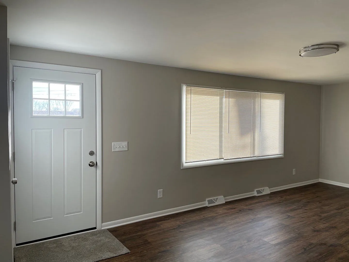 3 bed, 960 sqft, $1,295 — Photo 2