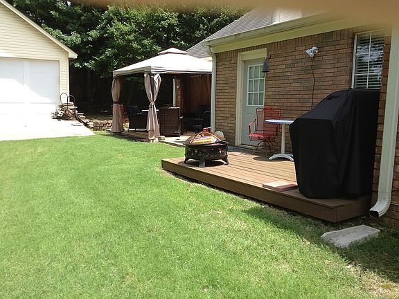 Back 650 ft 2 story garage