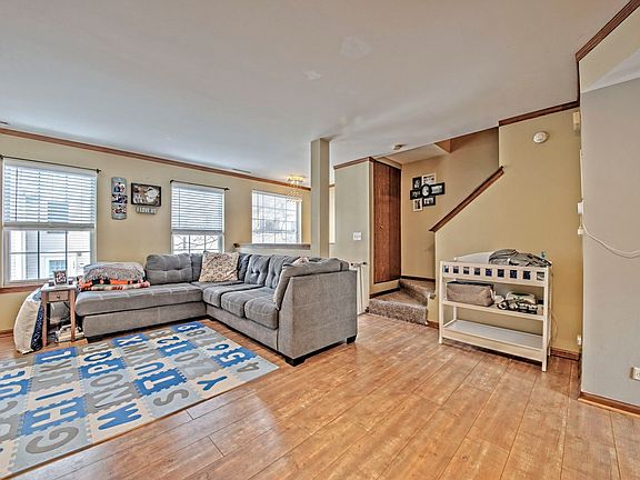5th image of 303 E Victoria Cir
