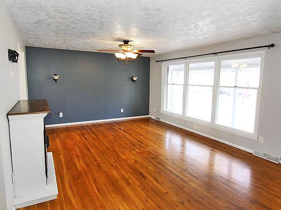 3rd image of 1947 Robin Hood Cir