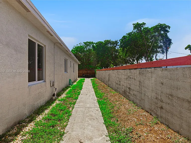 935 NW 2nd Ave — Photo 27