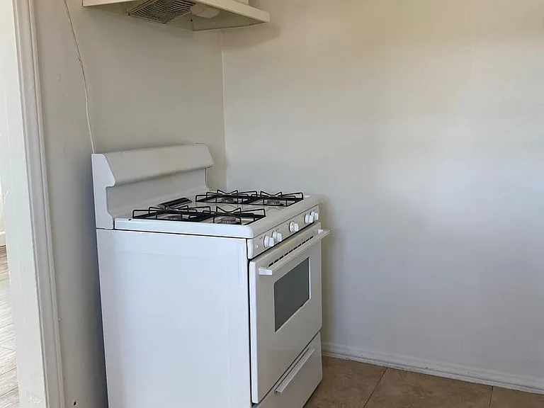 824 E Main St — Photo 6