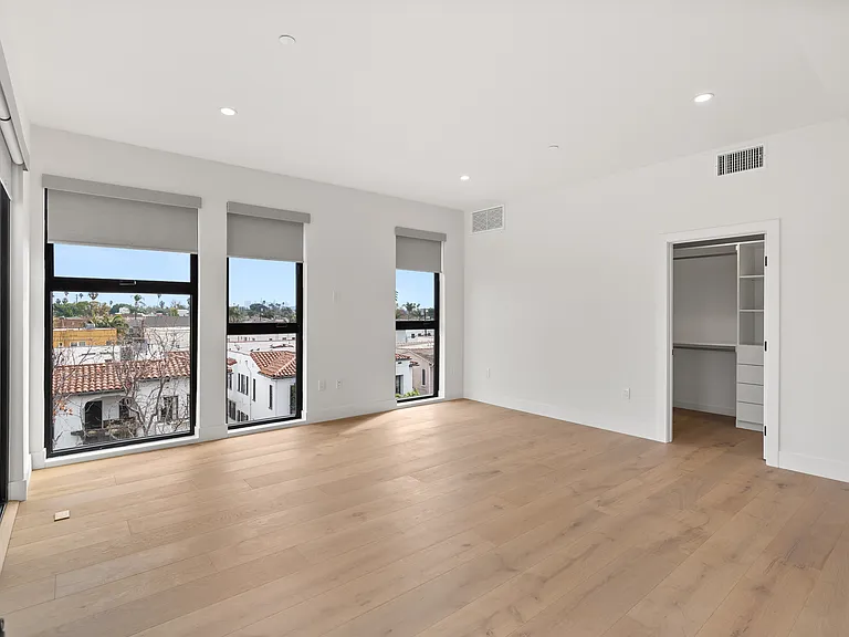 453 N Stanley Ave — Photo 3