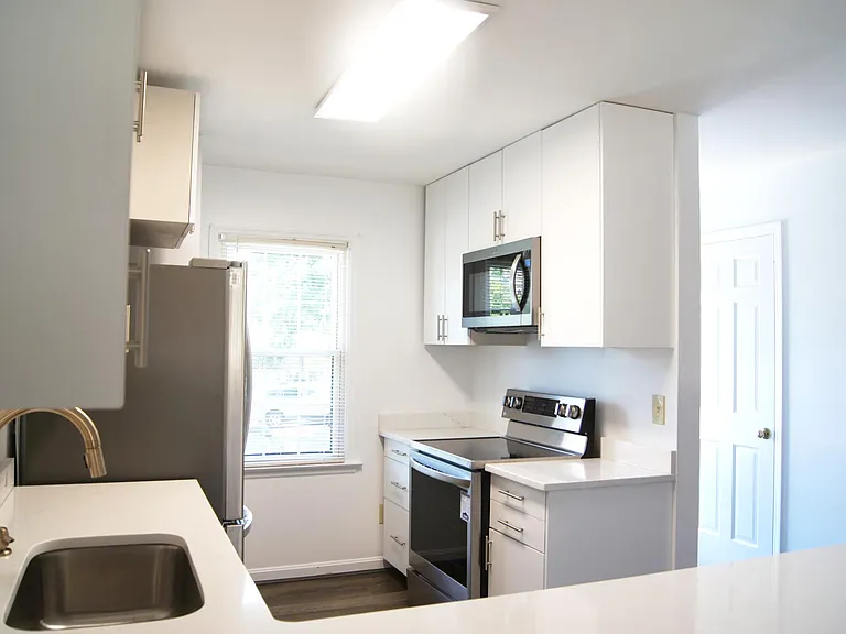 9771 Bunker Hill Ln — Photo 3
