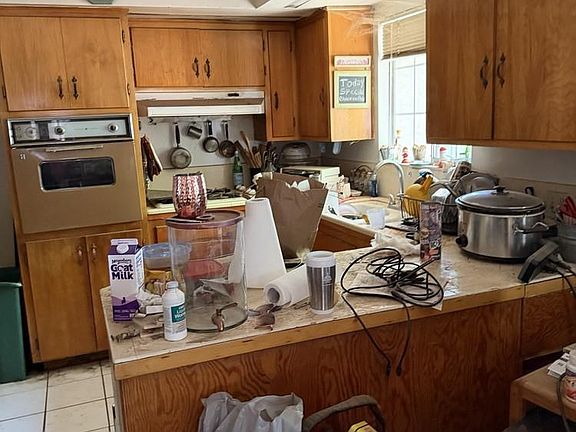 2nd image of 2701 Flower St