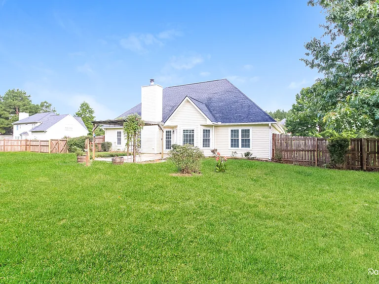 819 Winding Grove Ln — Photo 14