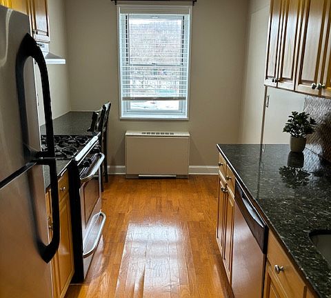 Large smartly designed eat-in kitchen, hardwood floor, lots of natural light, recessed lighting