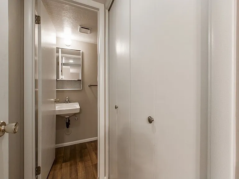 4574 S 700 E — Photo 26