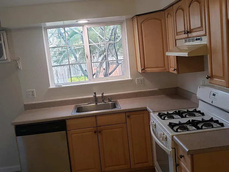 1482 Ash St — Photo 9