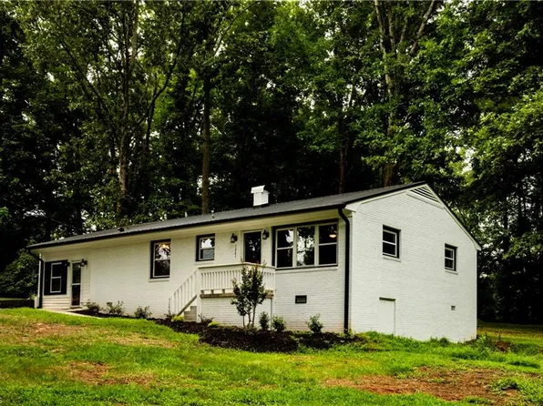 1261 Inwood View Dr, Sophia, NC 27350