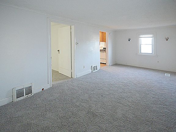 5th image of 1684 Hyacinth Ave E