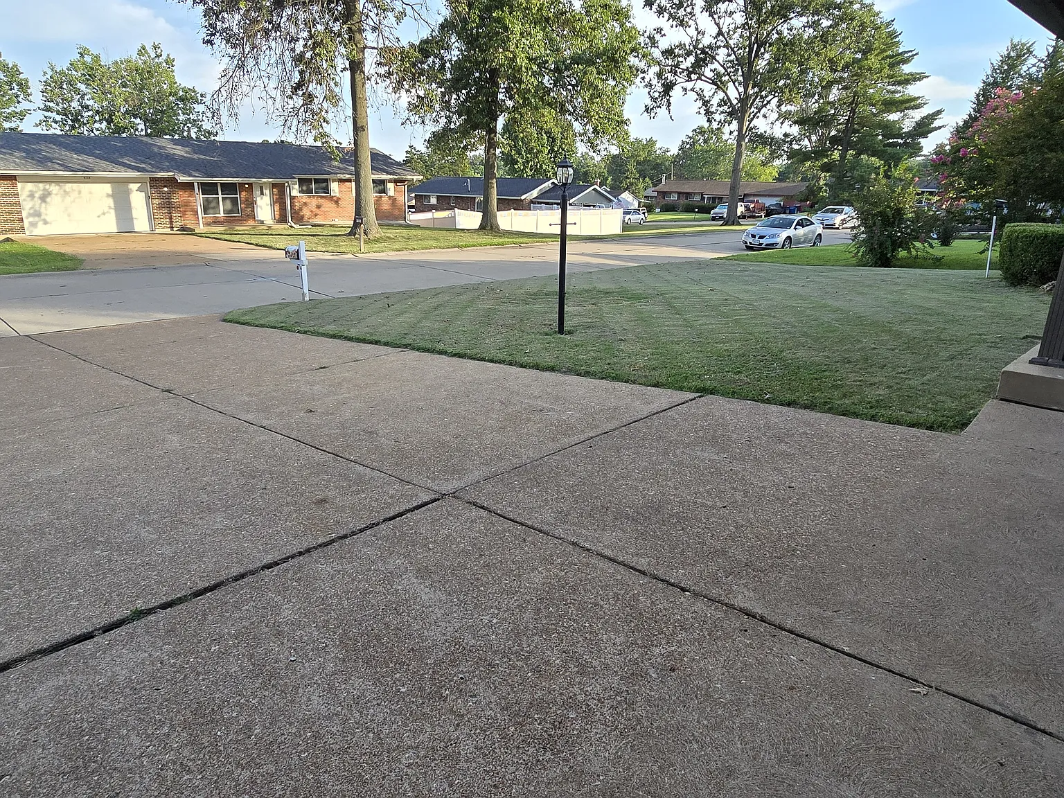 3 bed, 1.5 bath, 1900 sqft, $2,300 — Photo 2
