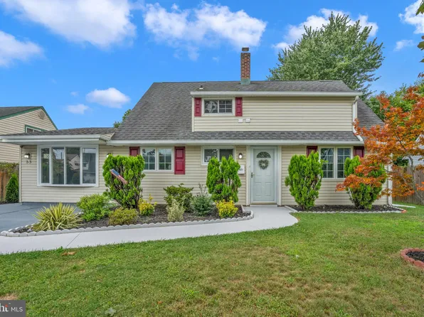 53 Geranium Rd, Levittown, PA 19057