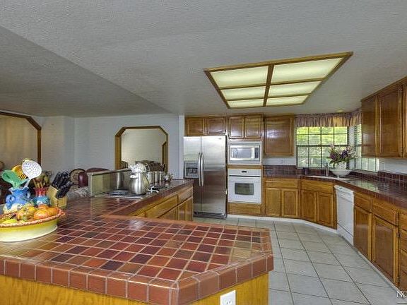 4th image of 8956 Lakewood Dr