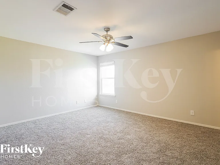 1811 Buescher Path — Photo 6