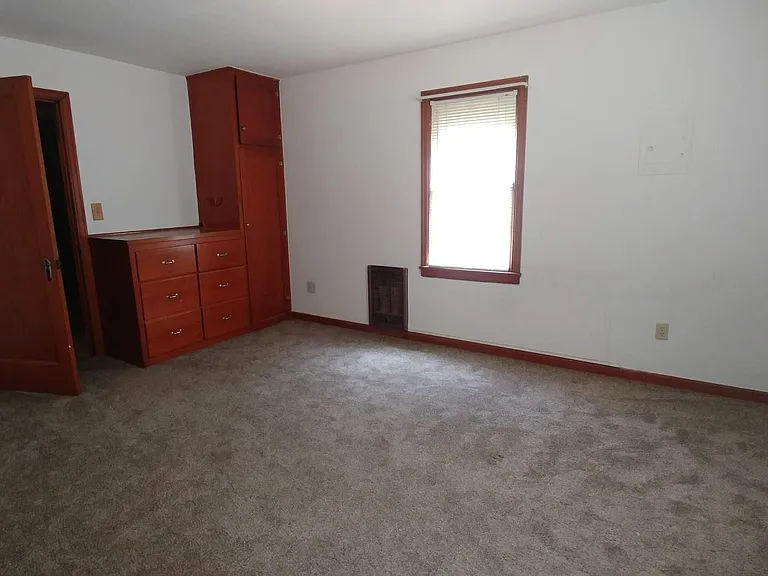 460 SW State St — Photo 9