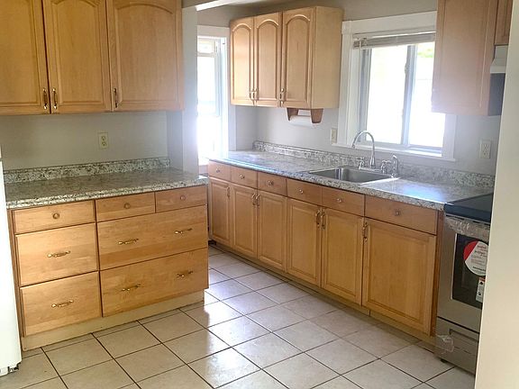 3rd image of 556 Lincoln Ave #1