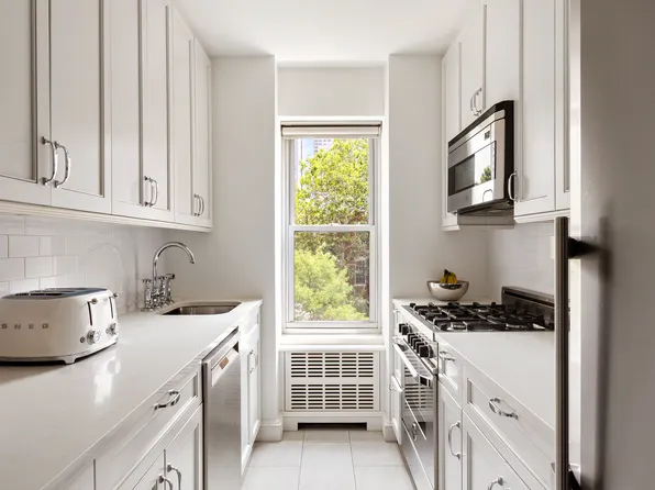 2 Fifth Avenue 5F image 3 of 8
