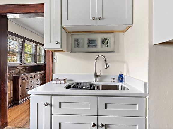 3rd image of 935-937 W Marshall Ave #935