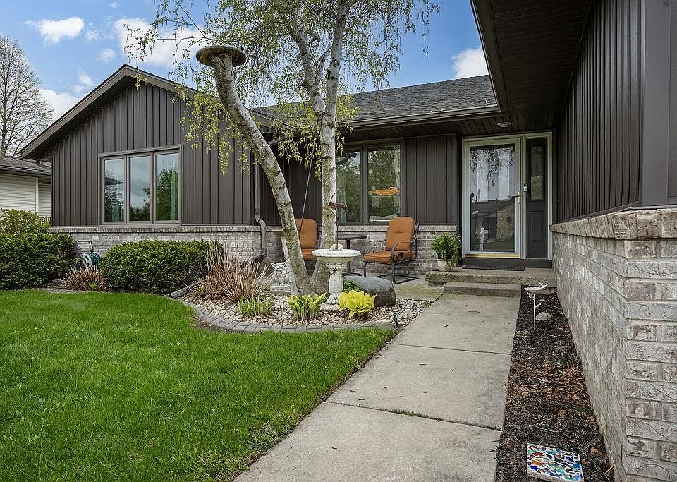 1st image of 121 Stonehaven Dr