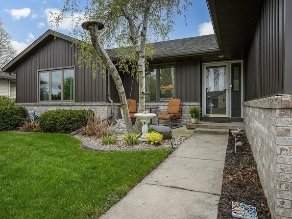 121 Stonehaven Dr, Sun Prairie, WI 53590