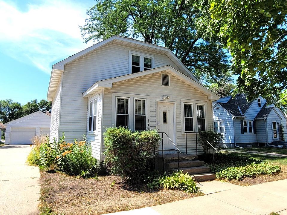 1st image of 124 Cedar St S