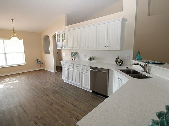 4th image of 301 Woodridge Ln