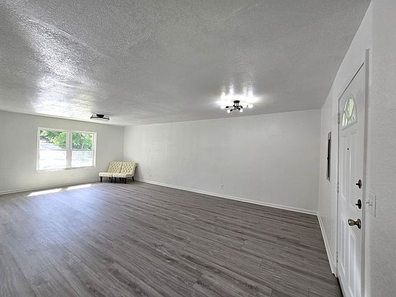3rd image of 610 W Washington Ave