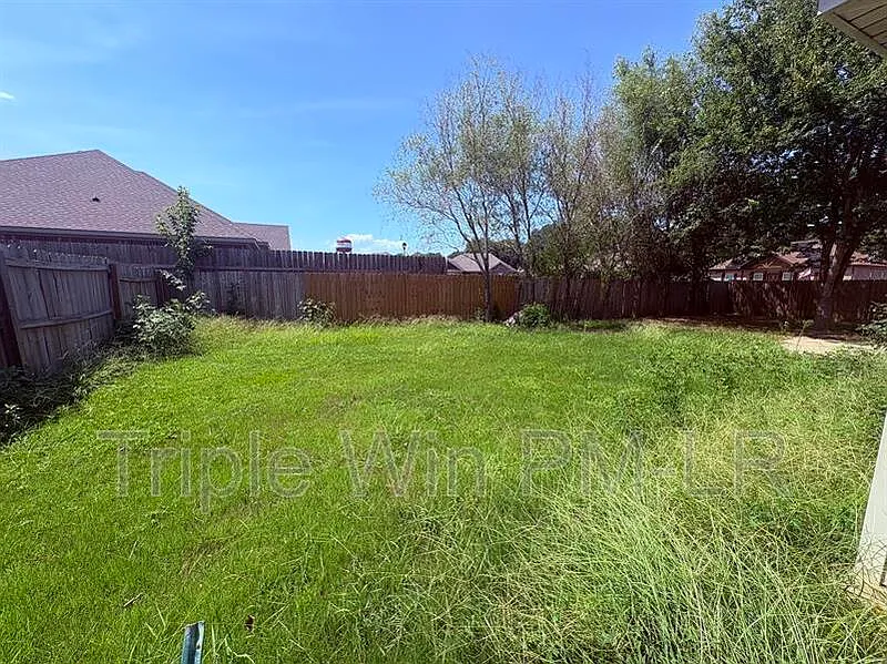 4 bed, 2.0 bath, 1996 sqft, $1,750 — Photo 3