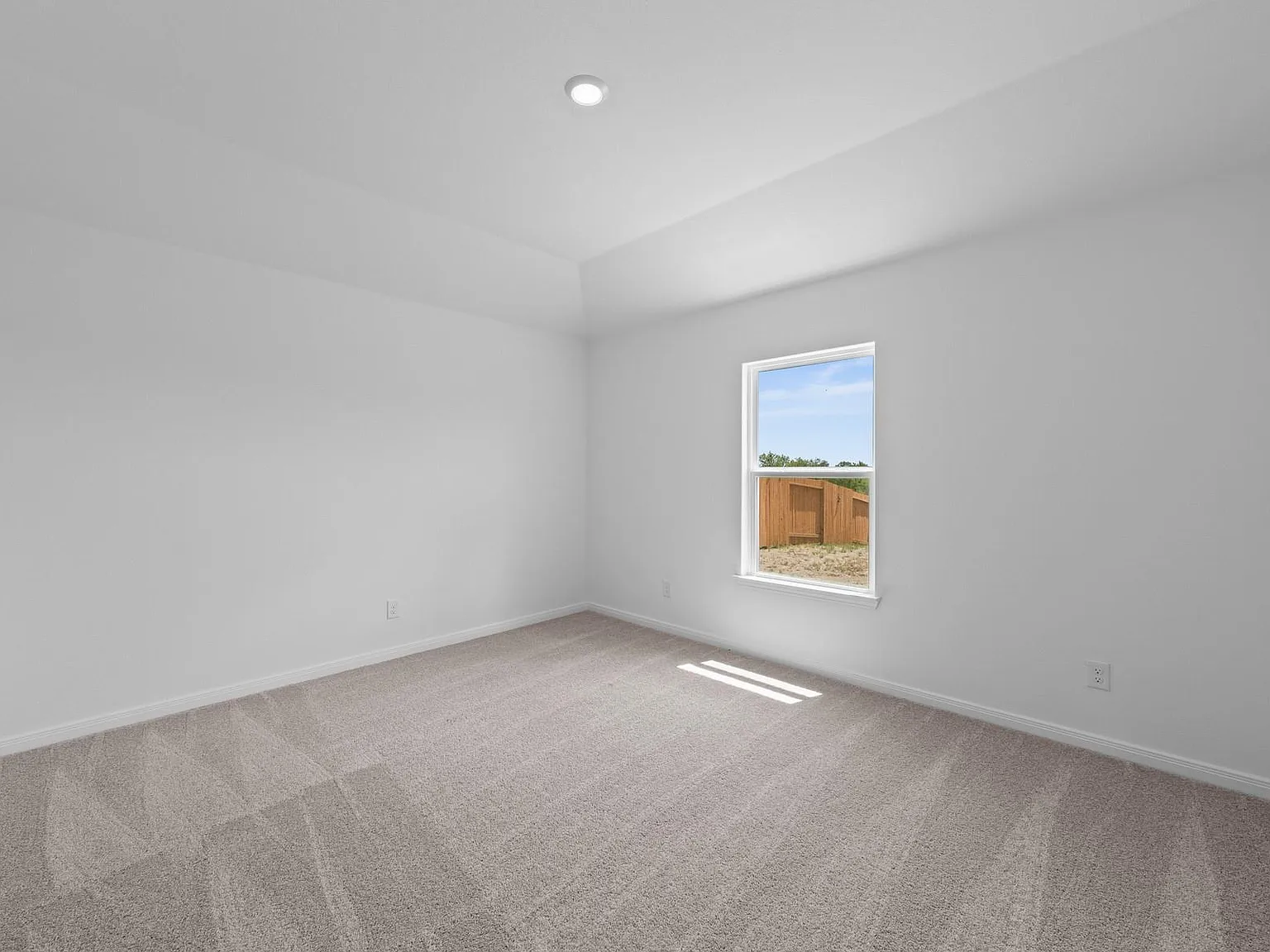 3 bed, 2.0 bath, 1211 sqft, $2,055 — Photo 4