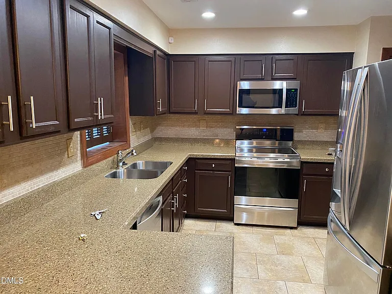5 Trump Ct — Photo 17