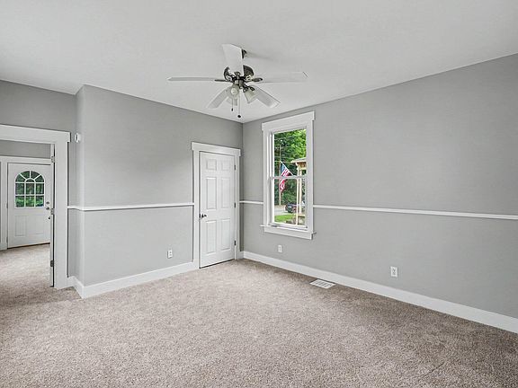 4th image of 405 Main St