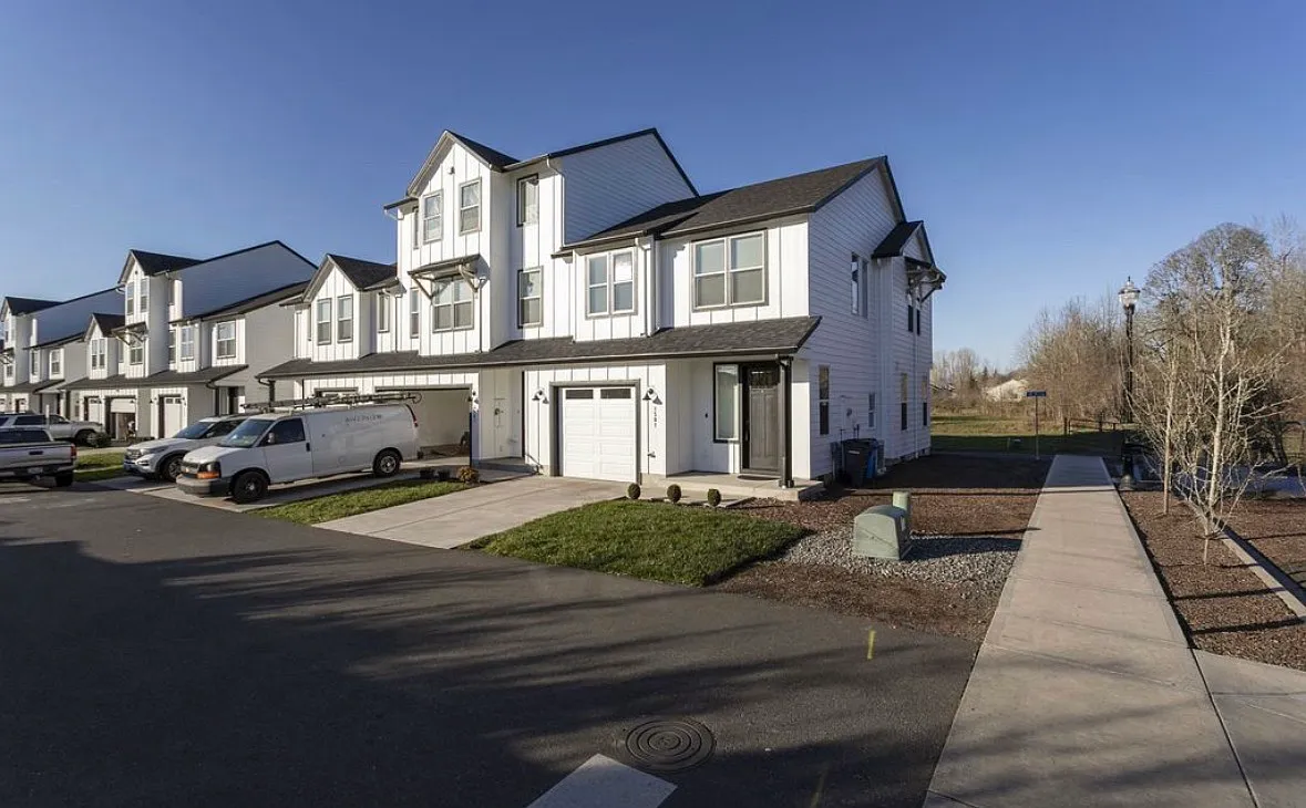 3 bed, 2.5 bath, 1624 sqft, $2,500 — Photo 1
