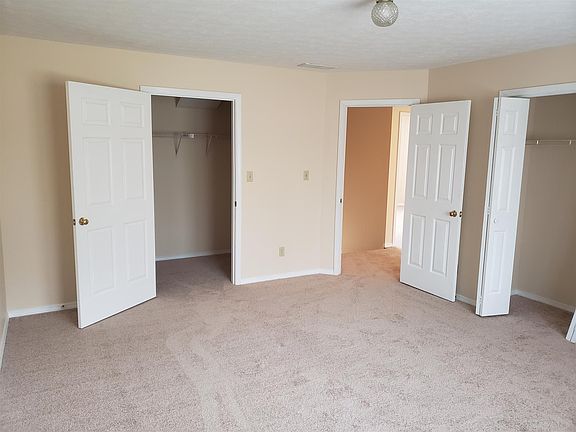 3rd image of 160 E Kennedy Ct