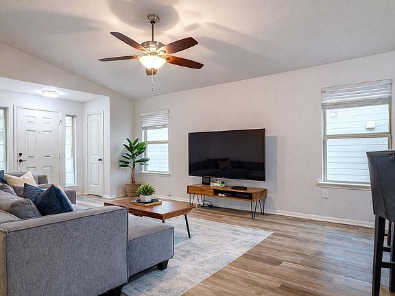 3rd image of 627 Pinnacle Dr