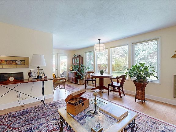 3rd image of 1922 Leonard Drive