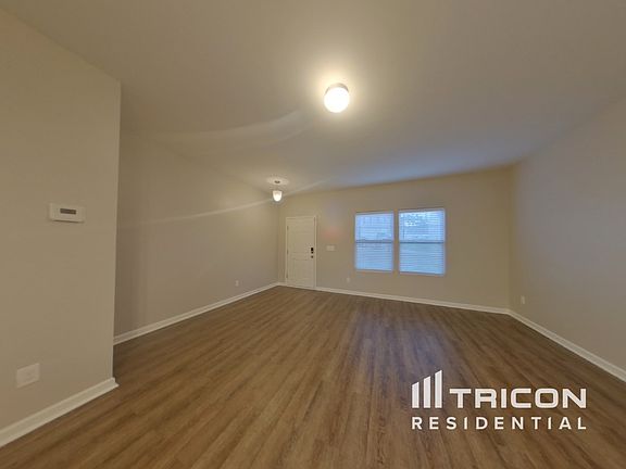 3rd image of 3313 Pikes Peak Dr