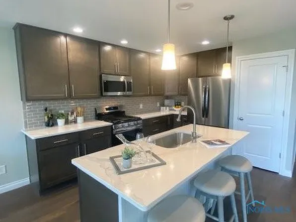 3349 Summerset Dr, Monclova, OH 43542