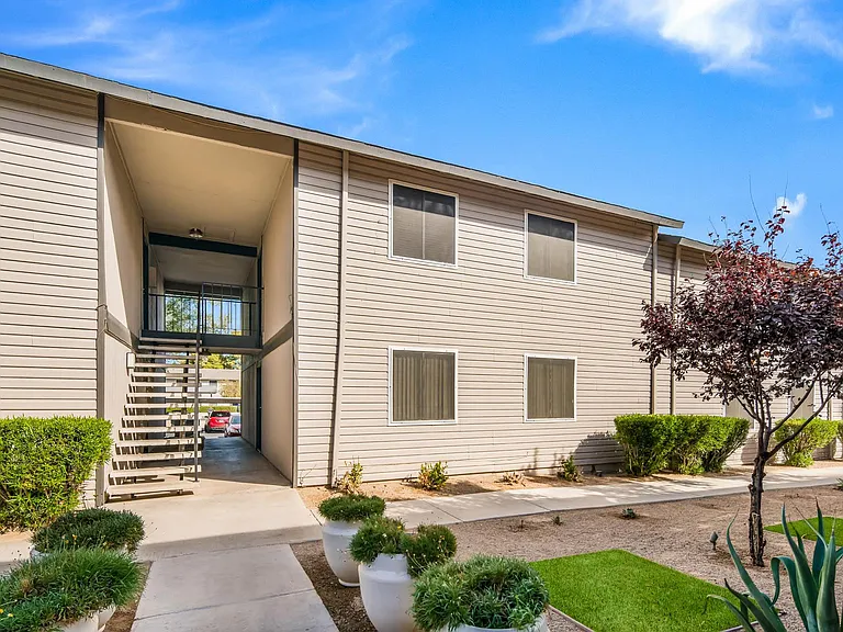 2900 Lux Apartment Homes — Photo 9