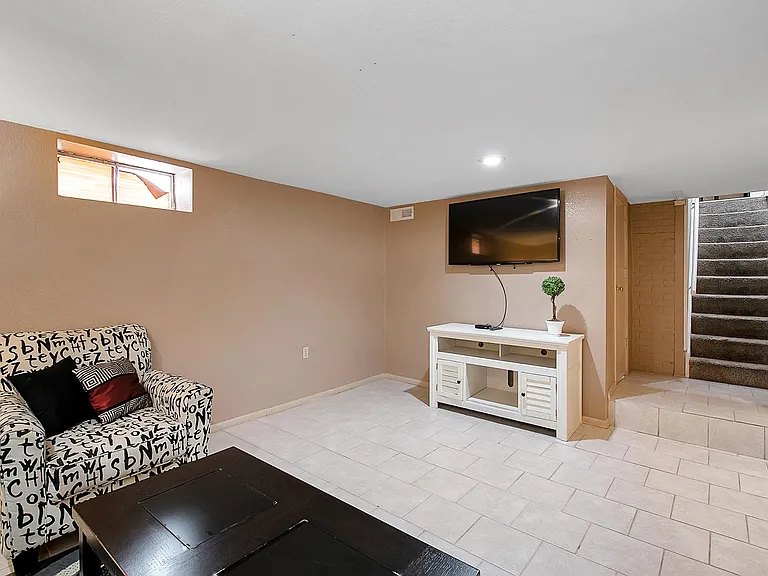 531 S Volutsia Ave — Photo 12