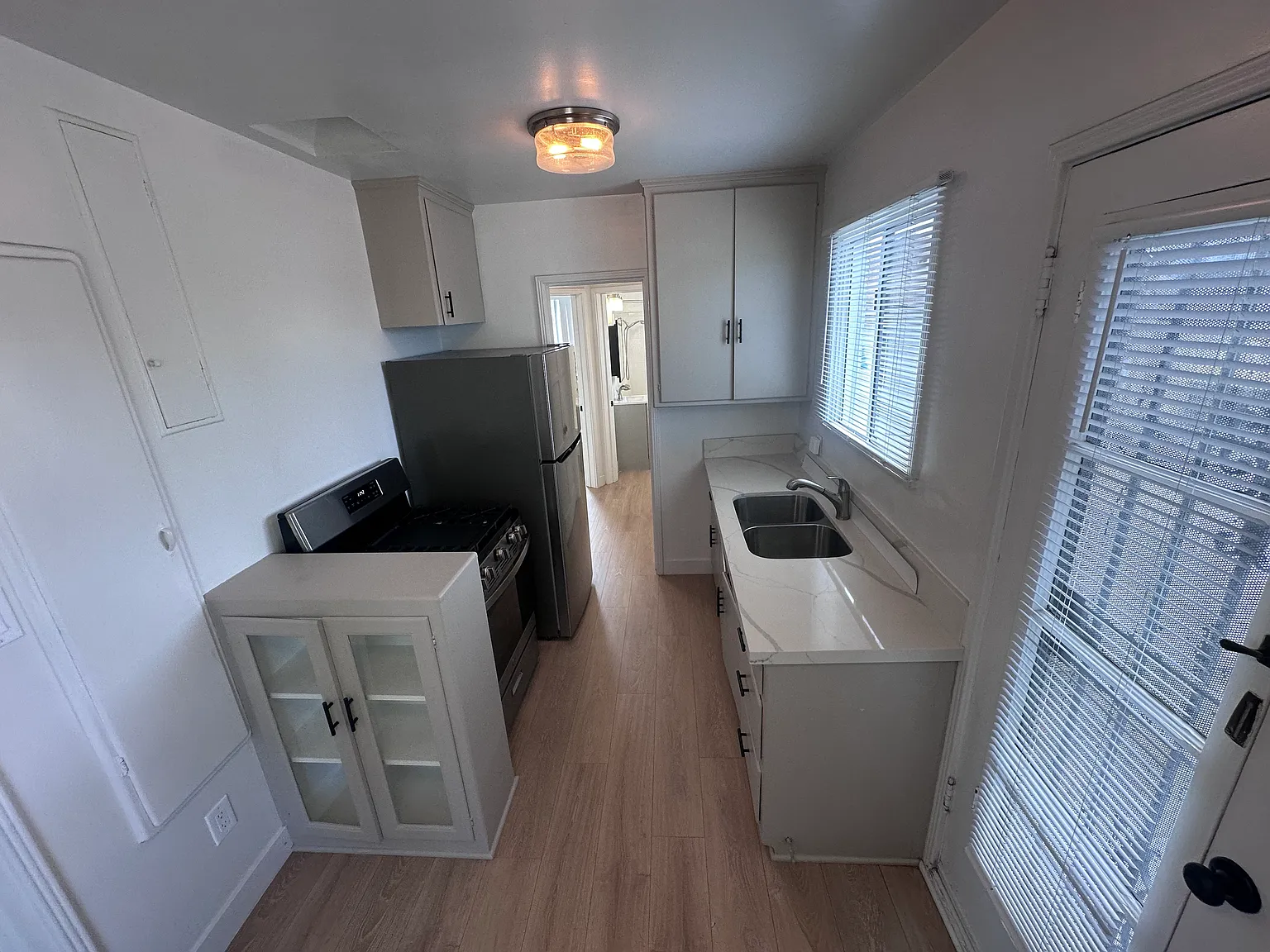 1 bed, 600 sqft, $2,100 — Photo 2